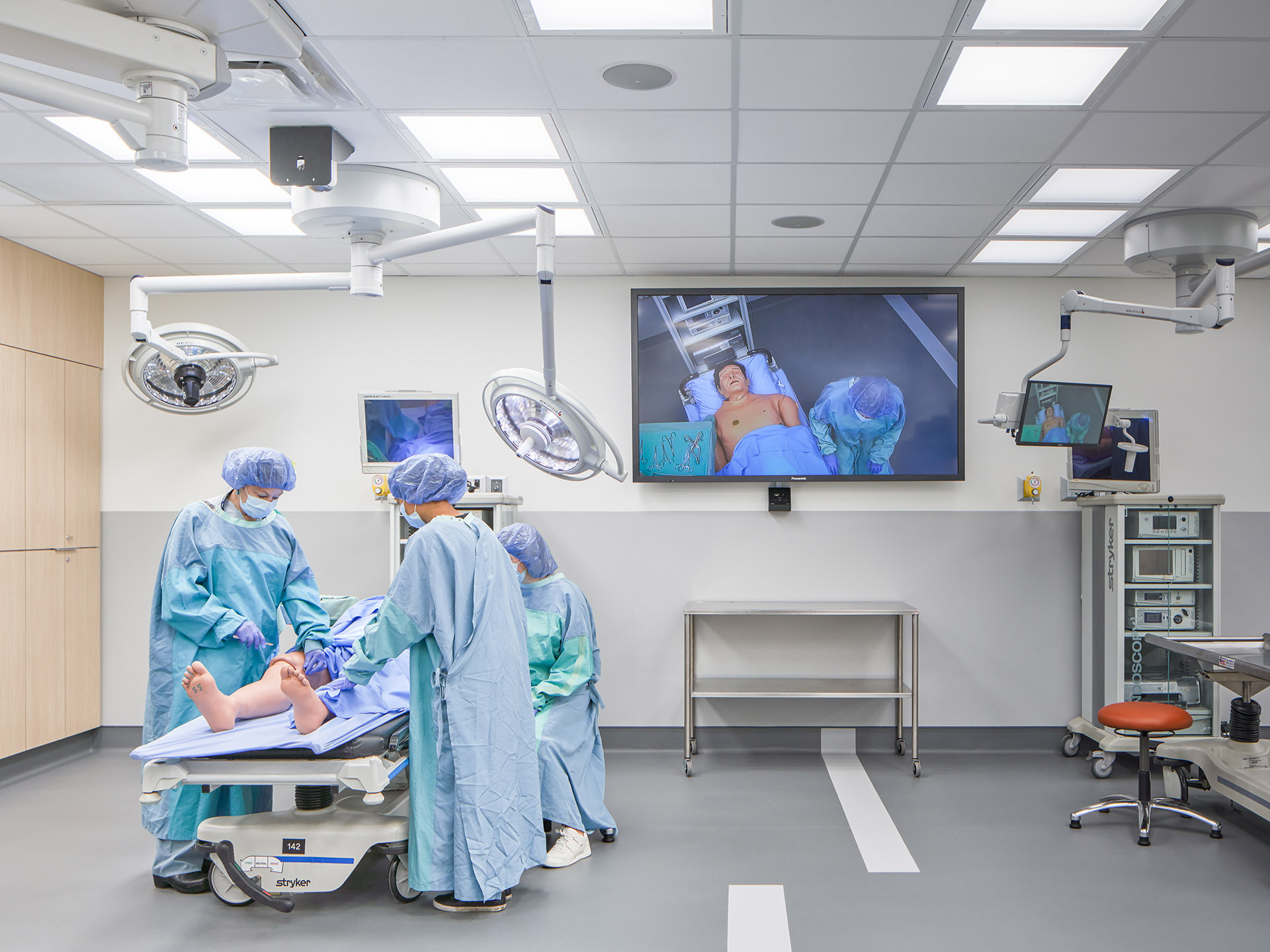 Surgical team training on a high-fidelity patient simulator